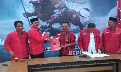 Politikus Partai Demokrasi Indonesia Perjuangan (PDIP) Danang Maharsa resmi maju pada Pilkada Sleman 2024. Danang mengembalikan formulir pendaftaran calon kepala daerah ke Kantor DPC PDIP Sleman, Kamis (9/5/2024). 