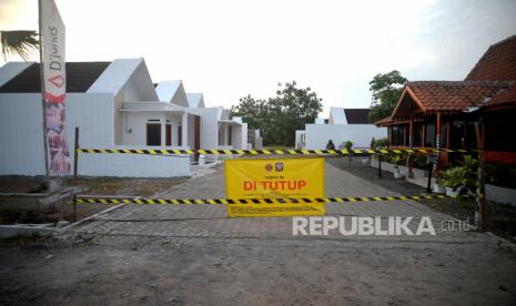 Tanda penutupan bangunan milik Satpol PP DIY terpasang di bagian depan proyek perumahan Djunas Village, Maguwoharjo, Sleman, Yogyakarta, Senin (17/4/2023). Penutupan lokasi bangunan proyek perumahan ini karena melanggar dua peraturan, pertama Perda DIY Nomer 2 Tahun 2017 Tentang ketentraman, ketertiban umum, dan perlindungan masyarakat. Selanjutnya Pergub DIY Nomer 34 Tahun 2017 Tentang pemanfaatan tanah desa. Total tanah kas desa (TKD) yang melanggar izin untuk proyek perumahan memiliki luas 6,4 hektare.