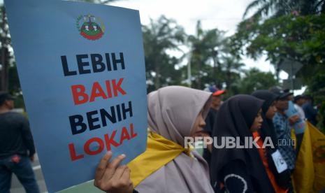 Sejumlah pengunjuk rasa yang tergabung dalam Serikat Petani Indonesia (SPI) melakukan aksi di depan Kantor Kementerian Pertanian, Jakarta, Senin (31/10/2022). Dalam aksinya mereka menuntut penolakan rencana pemerintah mengembangkan benih kedelai rekayasa genetik (GMO) yang diproduksi korporasi dan menuntut revisi Permentan 67/2016 sesuai dengan Putusan MK Nomor 87/PUU-XI/2013 serta mengkritisi program food estate.