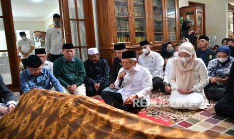 Wakil Presiden Maruf Amin melayat ke rumah duka KH Ali Yafie di Komplek Menteng Residence, Jl. Menteng V Blok FC 15, Nomor 12, Sektor 7, Bintaro Jaya, Tangerang Selatan, Ahad (26/02/2023).  