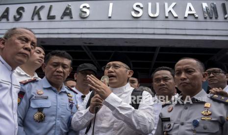 Mantan Ketua Umum Partai Demokrat Anas Urbaningrum menyampaikan pidato usai bebas dari Lapas Kelas 1 Sukamiskin, Jalan A.H. Nasution, Arcamanik, Kota Bandung, Selasa (11/4/2023). Mantan Ketua Umum Partai Demokrat Anas Urbaningrum resmi bebas bersyarat dari Lapas Kelas 1 Sukamiskin usai menjalani hukuman penjara sejak tahun 2014 lalu. Anas Urbaningrum menjalani program cuti menjelang bebas (CMB) dengan tetap wajib lapor ke Balai Pemasyarakatan (Bapas) Kelas 1 Bandung.