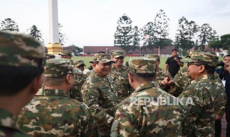 Presiden RI ke-8 Prabowo Subianto berbincang dengan jajaran Kabinet Merah Putih saat akan menjalani sesi olahraga dan latihan baris berbaris bersama di Lapangan Sapta Marga, Akademi Militer Magelang, Jumat (25/10/2024). Giat pertama retreat Kabinet Merah Putih diisi dengan sesi olahraga dan latihan baris berbaris. Para menteri dan wakil menteri telah bersiap dibangunkan sejak pukul 04:00 WIB untuk melakukan kegiatan berolahraga dan latihan baris berbaris.