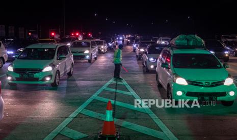 Sejumlah kendaraan roda empat antre untuk memasuki Gerbang Tol Kalikangkung, Semarang, Jawa Tengah, Kamis (28/4/2022). Volume kendaraan arus mudik Tol Trans Jawa Batang-Semarang dari arah Jakarta yang memasuki Gerbang Tol Kalikangkung menuju ke sejumlah wilayah di Jateng dan Jatim pada H-4 Lebaran hingga pukul 23:00 WIB terpantau padat. 