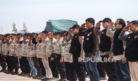 Anggota tim Emergency Medical Team (EMT) memberikan penghormatan saat pelepasan bantuan kemanusiaan sebelum keberangkatan ke Turki di Lanud Halim Perdanakusuma, Jakarta, Senin (13/2/2023). Pemerintah Indonesia kembali melepas bantuan kemanusiaan untuk Pemerintah Turki berupa dukungan tim EMT beranggotakan 122 orang yaitu gabungan dari BNPB, Kemenkes, TNI dan Polri. 