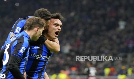  Pemain Inter Milan Lautaro Martinez (kanan) melakukan selebrasi dengan rekan setimnya setelah mencetak gol pembuka timnya pada pertandingan sepak bola Serie A antara Inter Milan dan AC Milan di Stadion San Siro, di Milan, Italia,Senin (6/2/2023) dini hari WIB.