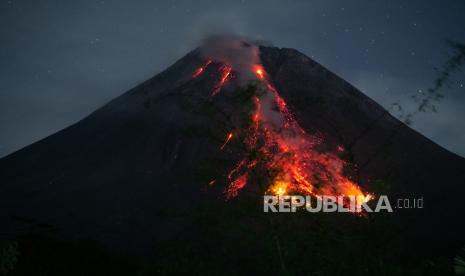 Guguran lava pijar Gunung Merapi terlihat dari Turi, Sleman, DI Yogyakarta, Selasa (12/12/2023). Menurut data BPPTKG periode pengamatan 11 Desember 2023 pukul 00.00-24.00 WIB telah terjadi 24 kali guguran lava dengan jarak luncuran maksimal 1.900 meter ke Kali Bebeng dan tiga kali guguran lava dengan jarak luncur 1.000 meter ke arah Kali Boyong, tingkat aktivitas Gunung Merapi Siaga (level III).  