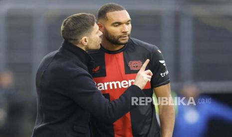 Pelatih Bayer Leverkusen, Xabi Alonso (kiri) berbicara dengan Jonathan Tah (kanan).