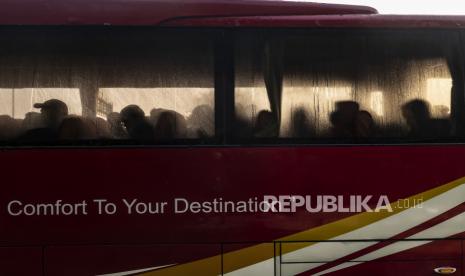 Pemudik berada di dalam bus di Jalan Tol Jakarta-Cikampek, Karawang, Jawa Barat, Ahad (8/5/2022). PT Biro Klasifikasi Indonesia (Persero) atau BKI berpartisipasi dalam program kolaborasi mudik bersama BUMN 2023.