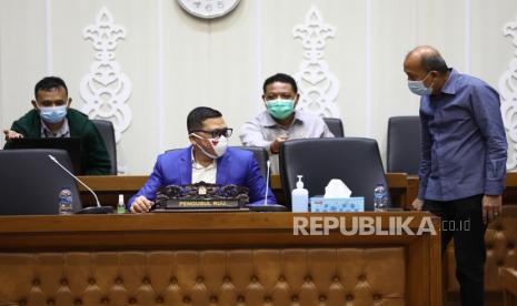 Ketua Komisi II DPR Ahmad Dolly Kurnia (kiri) bersama Wakil ketua Komisi II DPR  Saan Mustopa (kanan) saat memberikan penjelasan kepada Badan Legislasi DPR, di Gedung Nusantara I, Senayan, Jakarta, Senin (16/11/2020). Komisi II  DPR sebagai pengusul memberikan penjelasan atas revisi UU Nomor 7 Tahun 2017 tentang Pemilu. 