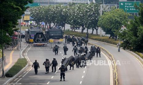 Sejumlah petugas kepolisian berjaga di sekitar kawasan gedung DPR, Senayan, Jakarta, Kamis (8/10). Pengamanan di kawasan senayan tersebut diperketat terkait aksi demo yang akan di gelar oleh sejumlah buruh dan mahasiswa dalam menolak UU Cipta kerja. Prayogi/Republika