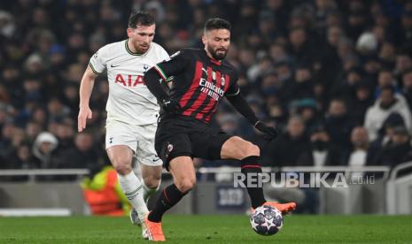 Penyerang AC Milan Olivier Giroud (kanan) dijaga pemain Tottenham Hotspur Pierre-Emile Hojbjerg dalam duel di Liga Champions.