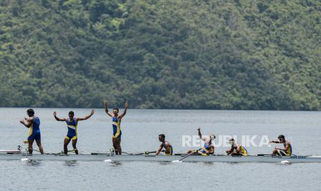 Tim dayung Jawa Barat melakukan selebrasi usai finish pertama dalam babak final nomor rowing M8+ PON Papua di Teluk Youtefa, Kota Jayapura, Papua, Jumat (8/10). Tim dayung Jawa Barat berhasil meraih medali emas setelah finish diposisi pertama dengan waktu 05:47.262 disusul tim dayung Jawa Timur meraih medali perak dengan waktu 05:51.620 dan tim dayung DKI Jakarta meraih medali perunggu dengan waktu 05:54.907. 