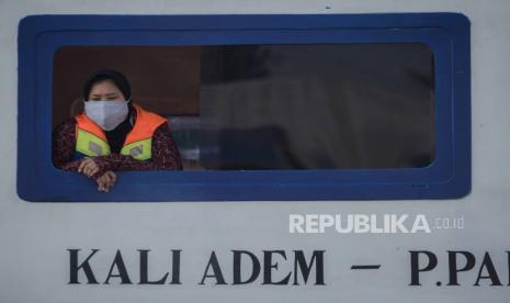 Sejumlah penumpang menaiki kapal penyeberangan di Pelabuhan Kali Adem, Jakarta Utara, Sabtu (20/6). Penyeberangan menuju Kepulauan Seribu yang sebelumnya diprioritaskan untuk petugas kesehatan, anggota TNI/Polri, aparatur sipil negara, dan warga Kepulauan Seribu kini mulai dibuka kembali untuk akses wisatawan dengan tetap menerapkan protokol kesehatan