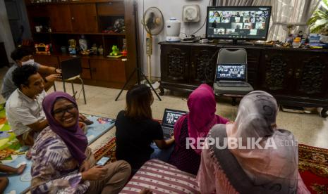 Warga melakukan panggilan video saat bersilaturahim dalam rangka Idul Fitri 1441 Hijriyah di Bogor, Jawa Barat, Ahad (24/5). Panggilan video dilakukan sebagai pengganti bertemu langsung dan ajang bersilaturahim antar keluarga di tengah pandemi virus Corona dan penerapan Pembatasan Sosial Berskala Besar (PSBB)