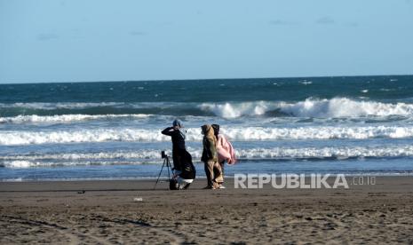 Warga menunggu waktu berbuka puasa atau ngabuburit di Pantai Parangtritis, Bantul, Yogyakarta, Rabu (21/4) Menteri Pariwisata dan Ekonomi Kreatif (Menparekraf) Sandiaga Salahudin Uno optimistis meskipun mudik Lebaran ditiadakan atau dilarang oleh pemerintah, akan tetapi destinasi wisata di daerah akan dipenuhi warga masyarakat. Karenanya, pelaku wisata diminta mempersiapkan diri dan menerapkan protokol kesehatan dengan ketat.