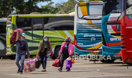 Calon penumpang bersiap naik bus di Terminal Kalideres, Jakarta, Rabu (22/4/2020). Sejumlah ruang publik di Kalideres seperti terminal dan pasar bersiap new normal. Ilustrasi.