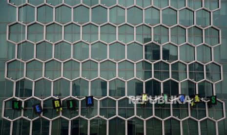 Hukum Islam tentang Menganggur Padahal Sanggup Bekerja. Foto:   Sejumlah pekerja rope access membentangkan tulisan di sebuah gedung kawasan Kuningan, Jakarta, Rabu (19/10/2022). Aksi tersebut sebagai bentuk kepedulian terhadap para pekerja di Indonesia terkait ancaman resesi yang disinyalir akan semakin meningkatkan jumlah pengangguran. Republika/Putra M. Akbar