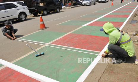 Sejumlah pekerja menyelesaikan pengecatan lapak Pedagang Kaki Lima (PKL) di Jalan Kapten Sumantri, Cikarang, Kabupaten Bekasi, Jawa Barat, Rabu (11/8/2021). Pemerintah Kabupaten Bekasi menata kawasan yang dijadikan lapak 186 PKL sebagai upaya pencegahan penyebaran COVID-19. 