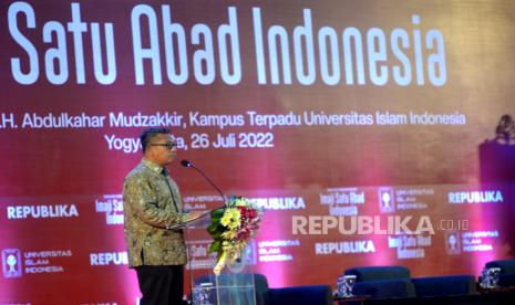  Isu seputar lingkungan hidup merupakan salah satu topik hangat. Foto:  Rektor Universitas Islam Indonesia Fathul Wahid menyampaikan sambutan saat dialog kebangsaan di Auditorium Abdulkahar Mudzakkir Universitas Islam Indonesia, Yogyakarta, Selasa (26/7/2022). Dalam dialog kebangsaan ini membahas tema imaji satu abad Indonesia. Membicarakan bagaimana proyeksi Indonesia dalam satu abad mendatang dengan tantangan dan keuntungan yang dimiliki.