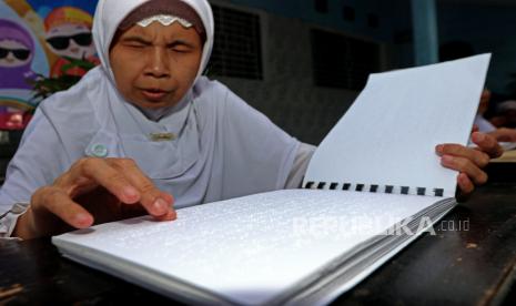 Umat Islam penyandang disabilitas tunanetra membaca Al Quran braille di Pondok Pesantren Anak Berkebutuhan Khusus KH. Ahmad Dahlan, Banyuwangi, Jawa Timur, Jumat (31/3/2023). Al Quran braille menjadi sarana tadarus bagi jamaah penyandang tuna netra dalam melakukan kegiatan ibadah bulan Ramadhan.  