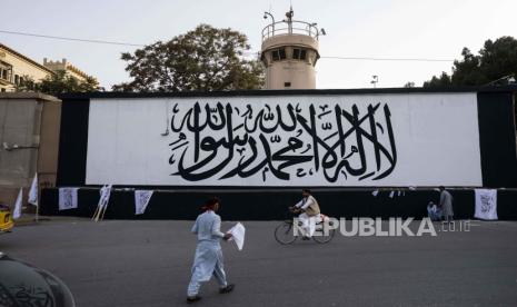  Bendera ikonik Taliban dilukis di dinding di luar kompleks kedutaan Amerika di Kabul, Afghanistan, Sabtu, 11 September 2021.