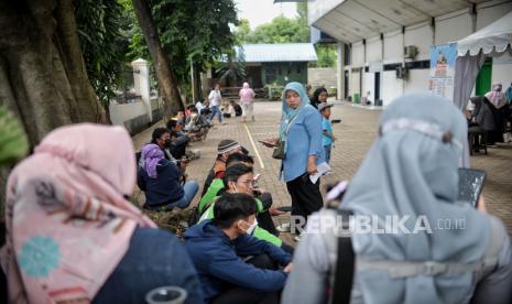 Calon pemudik menunggu antrean untuk melakukan registrasi pendaftaran mudik gratis di GOR Bulungan, Jakarta, Selasa (14/3/2023). Kementerian Perhubungan RI menyediakan kuota mudik gratis pada Ramadhan 1444 Hijriah  sebanyak 24 ribu pemudik dengan tujuan 28 kota yang meliputi daerah Jawa Barat, Jawa Tengah, Jawa Timur dan Sumatera. Pendafatran mudik gratis tersebut dibuka mulai 13 Maret hingga 14 April 2023 mendatang, dan akan ditutup jika kuota sudah terpenuhi.