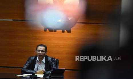 Soal Kabar OTT Nurdin Abdullah, Ini Penjelasan Pimpinan KPK. Foto:   Wakil Ketua KPK Nurul Ghufron memberikan keterangan terkait laporan hasil survei Kata Publik tentang Pemberantasan Korupsi di Gedung KPK, Jakarta, Selasa (2/2/2021). Hasil survei yang dilakukan Lembaga Survei Kelompok Diskusi dan Kajian Opini Publik Indonesia (KedaiKOpi) itu menyebutkan  diantaranya sebanyak 85,5 persen dari 2000 responden menilai penilaian kinerja KPK baik sedangkan 14,5 persen menilai belum baik. 