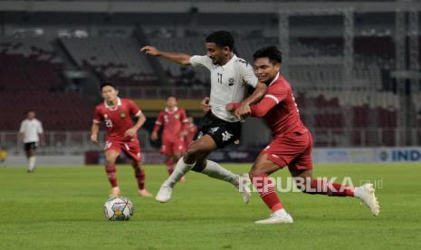 Pemain Timnas Indonesia Frengky Deaner Missa (kanan) berebut bola dengan pemain Timnas Fiji dalam laga Ujicoba International Friendly Match U20 di Stadion Utama Gelora Bung Karno (SUGBK), Jakarta, Jumat (17/2/2023). Timnas Indonesia berhasil menang melawan Timnas Fiji dengan skor 4-0. Gol Timnas Indonesia dihasilkan oleh Arkhan Fikri pada menit ke-35, Kakang Rudianto menit ke-49 , Resa Aditya menit ke-60 dan Hokky Caraka menit ke-86. Pertandingan teraebut berlangsung keras, hingga wasit Thoriq Alkatiri mengeluarkan tiga kartu merah untuk pemain Timnas Fiji dan satu kartu merah untuk pemain Timnas Indonesia.