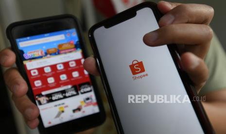 Konsumen menunjukkan aplikasi belanja online Shopee melalui gawai di Jakarta, Rabu (16/9/2020). Shopee menggandeng Bibit, aplikasi investasi reksa dana dan Surat Berharga Negara (SBN), menghadirkan fitur investasi reksa dana dan investasi pintar langsung di lokapasar tersebut.