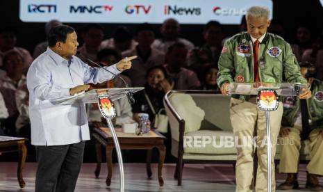 Capres nomor urut 2 Prabowo Subianto beradu gagasan dengan capres nomor urut 3 Ganjar Pranowo saat debat capres di Istora Senayan, Jakarta, Ahad (7/1/2024). Debat ketiga Pilpres 2024 yang diikuti oleh ketiga kandidat calon presiden tersebut bertema pertahanan, keamanan, geopolitik, hubungan internasional dan politik luar negeri.