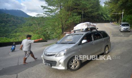 Kendaraan pemudik melintas di Jalan Raya Padang-Jambi, kelok Sitinjau Laut, Padang, Sumatra Barat, Jumat (29/4/2022). Puncak Arus Balik di Pasaman Barat Diperkirakan Senin