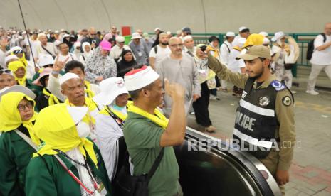 A Saudi soldier splashes water on pilgrims to cool them off as Saudi Ministry of Health reports a steadily increasing number of heatstroke and heat stress cases among pilgrims, during the symbolic stoning of the devil ritual at the Jamarat Bridge near Mecca, Saudi Arabia, 30 June 2023. Pilgrims who are concluding the second day of Tashreeq, a two-to-three-day-stay in Mina valley, will leave the Jamarat area and head to Mecca for Farewell Tawaf. The Saudi Ministry of Hajj and Umrah announced on 27 June that the number of pilgrims performing this year