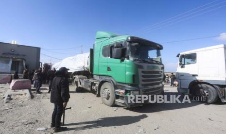  Truk bantuan kemanusiaan memasuki Jalur Gaza melalui perlintasan Karem Shalom di Rafah, Ahad (14/1/2024). 