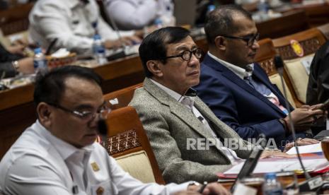 Menkumham Yasonna Laoly (tengah) bersama Wamenkumham Edward Omar Sharif Hiariej (kanan) Ilustrasi. Pemerintah akan sosialisasikan KUHP yang baru   