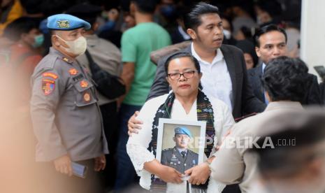 Ibunda Brigadir Nofriansyah Yoshua Hutabarat, Rosti Simanjuntak membawa foto mendiang anaknya saat menghadiri sidang pembacaan vonis pembunuhan mendiang anaknya di Pengadilan Negeri Jakarta Selatan, Senin (13/2/2023). Majelis hakim dijadwalkan membacakan vonis terdakwa Ferdy Sambo dan Putri Candrawathi. Sebelumnya Sambo dituntut hukuman penjara seumur hidup, sementara Putri penjara delapan tahun.