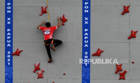 Atlet panjat tebing Kalimantan Barat Vedriq Leonardo beraksi pada final speed world record perorangan putra PON Papua di Arena Panjat Tebing SP 2, Kabupaten Mimika, Papua, Jumat (1/10/2021). Kalimantan Barat meraih medali emas dalam nomor speed world record perorangan putra dengan kecepatan 8,467 detik, sementara medali perak diraih Jawa Barat dan medali perunggu diraih Jawa Tengah. 