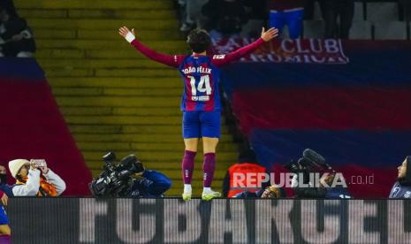 Gelandang serang Barcelona pinjaman dari Atletico Madrid, Joao Felix, berselebrasi usai mencetak gol.