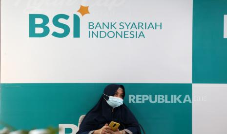  Seorang nasabah menunggu gilirannya untuk memigrasikan rekening bank konvensional ke rekening bank syariah, di cabang Bank Syariah Indonesia (BSI) di Banda Aceh, Indonesia, 07 Juni 2021.