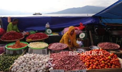 Sambut Ramadhan, Pemkot Tata Kawasan Pasar di Ternate. Foto:   Pedagang merapikan dagangannya di Pasar Gamalama, Kota Ternate, Maluku Utara, Selasa, (8/11/2022). Menurut pedagang sejumlah bahan kebutuhan pokok mengalami penurunan harga seperti cabai dari harga Rp30 ribu menjadi Rp20 ribu per kilogram, bawang merah Rp50 ribu menjadi Rp35 ribu per kilogram, dan bawang putih Rp50 ribu menjadi Rp45 ribu per kilogram karena banyaknya pasokan yang didatangkan dari luar Maluku. 