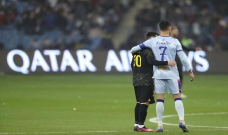 Bintang Al Nassr Cristiano Ronaldo memeluk striker PSG, Lionel Messi. Nomor punggung 7 Ronaldo di Al Nassr punya garis kecil di tengahnya. Foto: Saudi Gazette