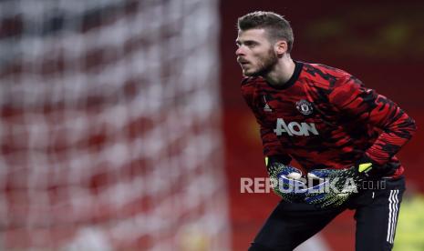 Penjaga gawang Manchester United David de Gea beraksi saat pemanasan menjelang pertandingan sepak bola Liga Utama Inggris antara Manchester United dan Newcastle United.  Jose Mourinho dikabarkan berusaha membujuk David De Gea agar mau hijrah ke AS Roma musim depan. Pelatih asal Portugal itu baru saja menyepakati kontrak dengan I Giallorossi, Selasa (4/5) waktu setempat. Ia akan mulai bekerja di musim 2020/21. 