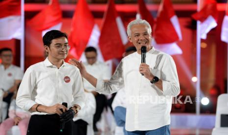 Capres PDIP Ganjar Pranowo menjawab pertanyaan simpatisan saat deklarasi dukungan di Gedung Arsip Nasional,Jakarta, Rabu (18/10/2023). 