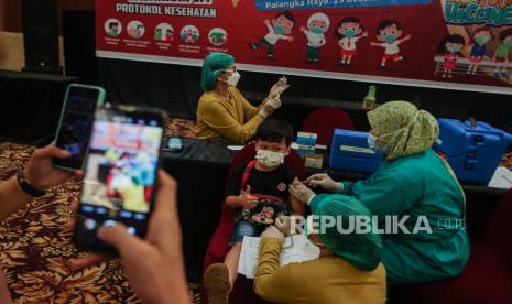 Petugas medis menyuntikkan vaksin Sinovac kepada anak saat vaksinasi COVID-19 bagi anak usia 6-11 tahun di Ballroom Kahayan, Palangkaraya, Kalimantan Tengah, Kamis (23/12/2021). Vaksinasi COVID-19 dengan target sasaran 200 anak tersebut digelar oleh Otoritas Jasa Keuangan (OJK) Provinsi Kalimantan Tengah sebagai upaya mendukung program pemerintah mencapai kekebalan komunal (Herd Immunity). 