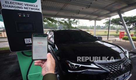 Pengemudi melakukan pengisian ulang mobil bertenaga listrik di Stasiun Pengisian Kendaraan Listrik Umum (SPKLU) Wisma BCA Foresta, Serpong, Kabupaten Tangerang, Banten, Kamis (16/6/2022). Fasilitas SPKLU yang dihadirkan BCA dapat dimanfaatkan oleh masyarakat umum yang beroperasi selama 24 jam secara 