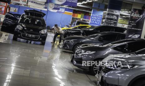 Pedagang mengamati mobil bekas yang dijualnya di Bursa Mobil Bekas WTC Mangga Dua, Jakarta, Rabu (23/9/2020). Pedagang mobil bekas setempat menolak usulan relaksasi pajak pembelian mobil baru sebesar nol persen yang diajukan Kementerian Perindustrian ke Kementerian Keuangan karena dapat menyebabkan harga mobil bekas di pasaran turun drastis. 