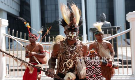 Masyarakat adat Papua Barat melakukan aksi unjuk rasa menentang ekspansi kelapa sawit yang mengancam hutan mereka, di depan gedung Mahkamah Agung, Jakarta, Senin (27/5/2024). 