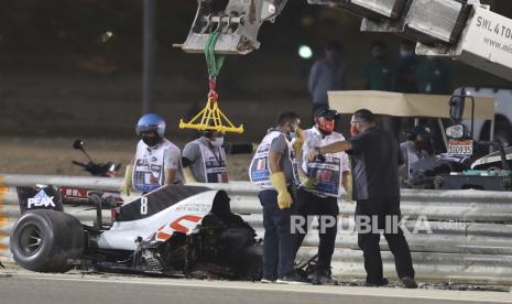  Bagian-bagian mobil pembalap Haas Romain Grosjean akan segera diangkat saat balapan Formula Satu di Sirkuit Internasional Bahrain di Sakhir, Bahrain, Sabtu, 28 November 2020.