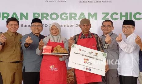 Baznas RI bekerja sama dengan UPZ PT Telkom meluncurkan program Zchicken kepada 30 orang penerima manfaat di Community Center Kompleks Pinus Regency Soekarno Hatta Kompleks Kota Bandung, Selasa (10/9/2024). Mereka mendapatkan modal usaha dan modal kerja membuat usaha fried chicken bernama ZChicken. 