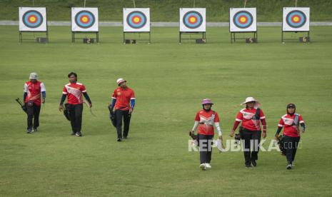 Enam atlet panahan nomor recurve beregu putra dan putri Arif Pangestu (kedua kiri), Alviyanto Bagas (kiri), Riau Ega Agata (ketiga kiri), Rezza Octavia (kedua kanan), Diananda Choirunisa (ketiga kanan), dan Kusumawardani (kanan) berlatih dalam Pelatnas Olimpiade di Lapangan Panahan Gelora Bung karno (GBK), Jakarta, Selasa (1/6/2021). Setelah memastikan dua atletnya yaitu Riau Ega dan Diananda Choirunisa lolos dalam nomor perorangan recurve di Olimpiade Tokyo, Persatuan Panahan Seluruh Indonesia (Perpani) menargetkan menambah wakil di Olimpiade pada nomor recurve beregu putra maupun putri melalui tiket tersisa dari Kejuaraan Dunia Panahan di Prancis pada Juni ini.  