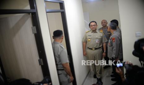 Gubernur DKI Jakarta Anies Baswedan meninjau Rumah Susun Polri saat peresmian Rusun Asrama Polisi, Menteng, Jakarta, Selasa (4/10/2022). Seusai menjabat gubernur DKI Jakarta, Anies akan berkontestasi di Pilpres 2024 seusai diusung oleh Nasdem sebagai calon presiden. (ilustrasi)